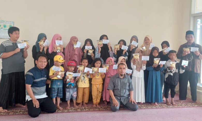 Santunan Anak Yatim dari DKM Masjid Al Irsyad Cipanas