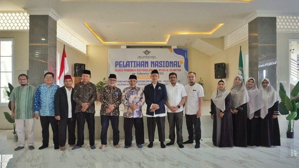 Ketum Foto bersama pengurus dan tamu