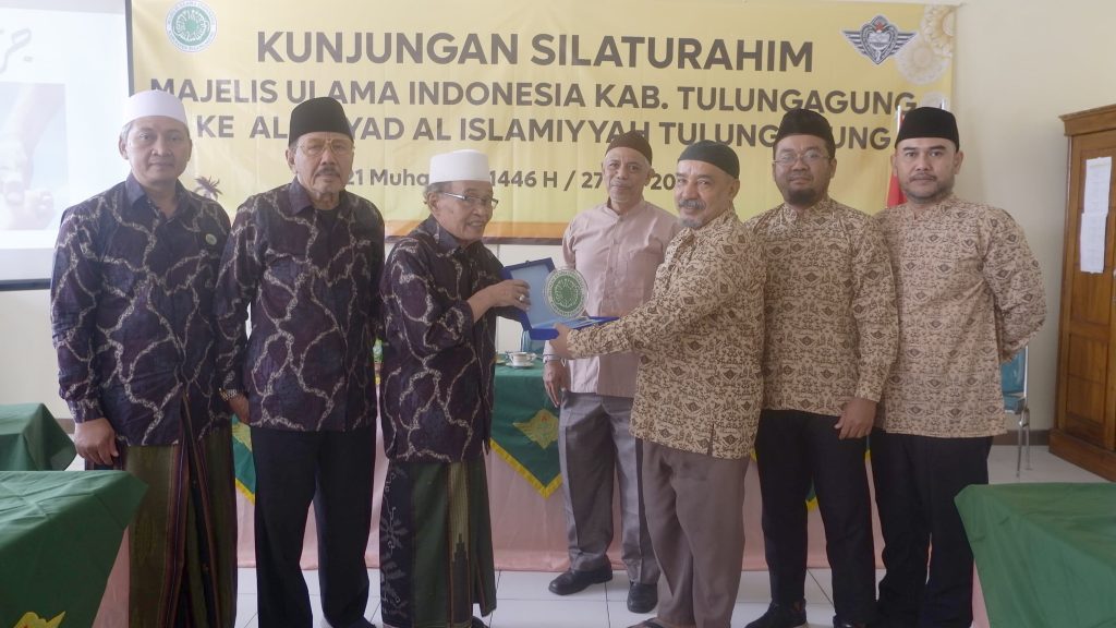 Pemberian kenang-kenanagan saat Kunjungan MUI Tulungagung ke PC Al Irsyad Al Islamiyyah Tulungagung