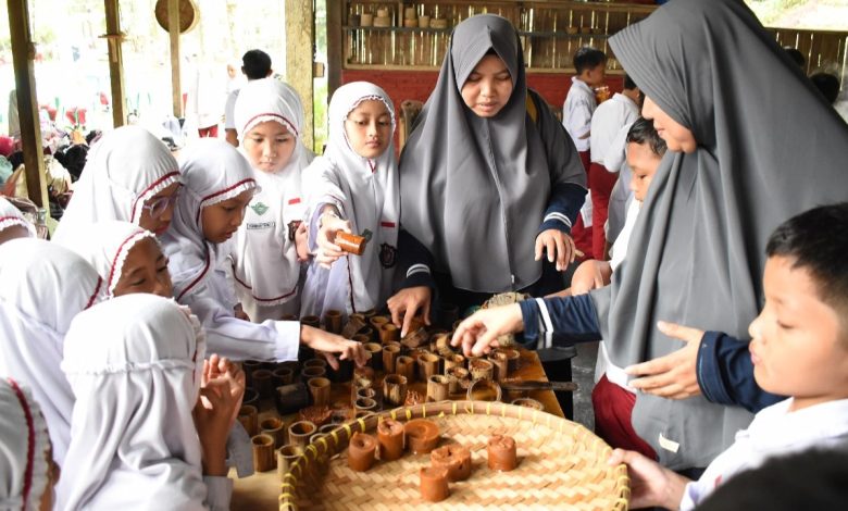 Outdoor Learning: Siswa Kelas 4 SD Al Irsyad 02 Purwokerto Belajar Perubahan Wujud Benda di Pereng Cilongok