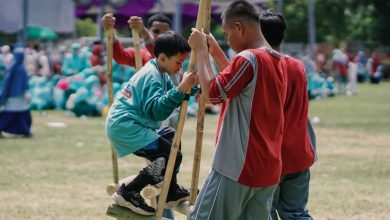 LPP Al Irsyad Al Islamiyyah Purwokerto merayakan Milad ke-110 dengan melestarikan permainan tradisional Indonesia seperti gobak sodor, egrang, dan lompat tali. Kegiatan ini bertujuan mengenalkan budaya lokal kepada siswa dan mengembangkan kemampuan motorik serta karakter anak di tengah era digital.