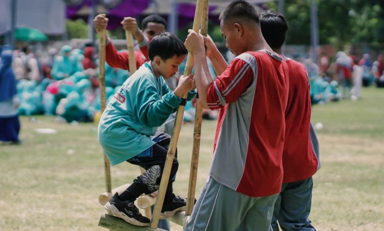 LPP Al Irsyad Al Islamiyyah Purwokerto merayakan Milad ke-110 dengan melestarikan permainan tradisional Indonesia seperti gobak sodor, egrang, dan lompat tali. Kegiatan ini bertujuan mengenalkan budaya lokal kepada siswa dan mengembangkan kemampuan motorik serta karakter anak di tengah era digital.