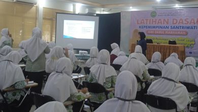 Latihan Dasar Kepemimpinan (LDK) santriwati IGBS Darul Marhamah Kabupaten Bogor sukses digelar. Kegiatan ini diikuti oleh pengurus MPK, OSDM, dan Pramuka masa bakti 2025-2026, dengan tujuan membentuk pemimpin muda yang solid, loyal, dan dedikatif."