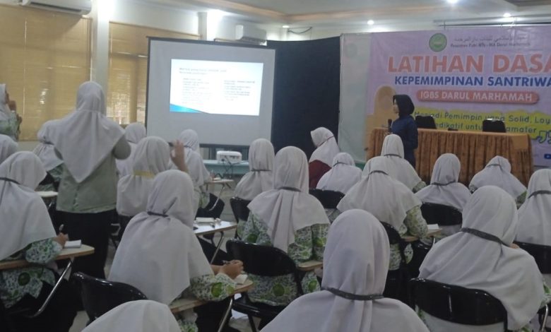 Latihan Dasar Kepemimpinan (LDK) santriwati IGBS Darul Marhamah Kabupaten Bogor sukses digelar. Kegiatan ini diikuti oleh pengurus MPK, OSDM, dan Pramuka masa bakti 2025-2026, dengan tujuan membentuk pemimpin muda yang solid, loyal, dan dedikatif."