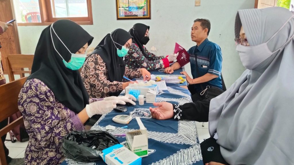 Pengobatan Gratis saat Pembukaan Semarak Milad di Pemalang