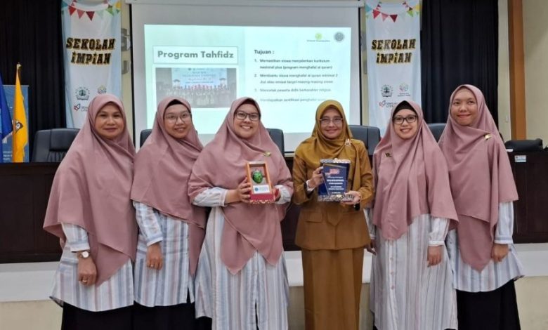 Enam guru AICP SMP Al Irsyad Banyuwangi melakukan studi banding ke SMP Lab Universitas Negeri Malang untuk mempelajari penerapan Program ICP dan mengadopsi budaya positif guna meningkatkan kualitas layanan pendidikan di Banyuwangi