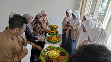 SMA IABS Cipanas merayakan Milad Al-Irsyad Al-Islamiyyah ke-110 dengan lomba hias tumpeng yang bertujuan memperkuat kebersamaan, persatuan, dan kreatifitas siswa.