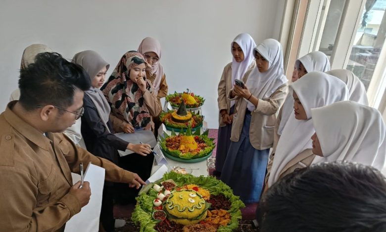 SMA IABS Cipanas merayakan Milad Al-Irsyad Al-Islamiyyah ke-110 dengan lomba hias tumpeng yang bertujuan memperkuat kebersamaan, persatuan, dan kreatifitas siswa.