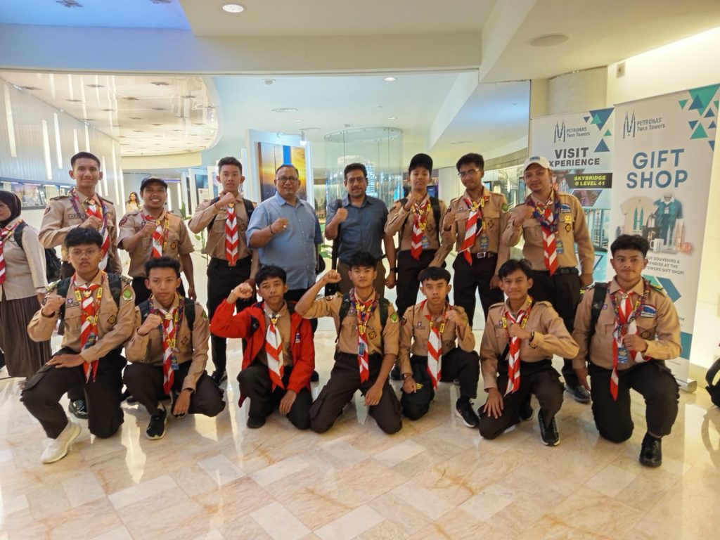 Foto bersama Ka Kwacan da dan Ka Pinsako Al Irsyad Banyumas