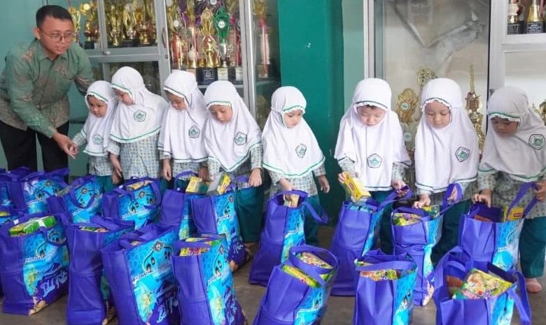 KB-TK Al Irsyad Al Islamiyyah Purwokerto berbagi 200 paket sembako di Ramadan, menanamkan kepedulian sejak dini.