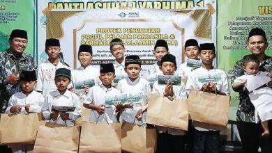 Santri MTs Al Irsyad Bondowoso berbagi kebahagiaan di Ramadan dengan menyalurkan santunan kepada anak yatim di Panti Asuhan Yarhima, Wonosari.