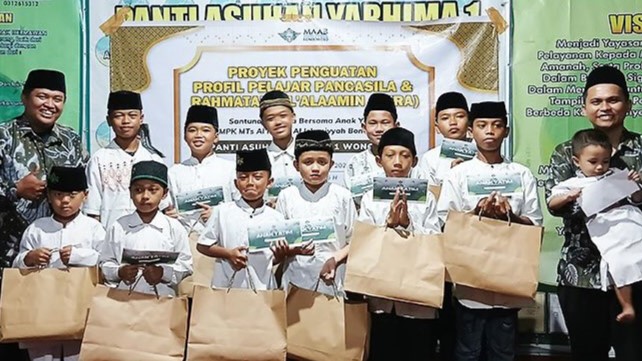 Santri MTs Al Irsyad Bondowoso berbagi kebahagiaan di Ramadan dengan menyalurkan santunan kepada anak yatim di Panti Asuhan Yarhima, Wonosari.