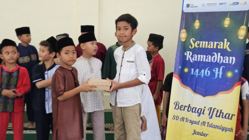 SD Jember salurkan santunan dan berbagi ifthor