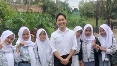 Bupati Cianjur foto bersama siswa SMA Al Irsyad Cipanas di lokasi Gotong Royong