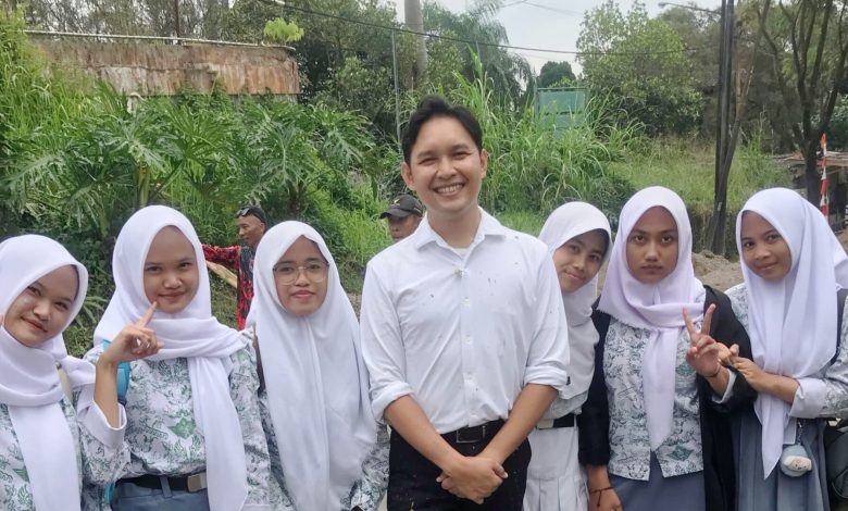 Bupati Cianjur foto bersama siswa SMA Al Irsyad Cipanas di lokasi Gotong Royong