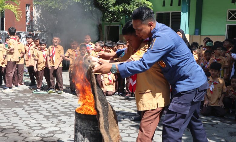 SD Al Irsyad Jember gelar simulasi kebakaran bareng BPBD & Damkar, latih siswa hadapi bencana dengan sigap dan aman!