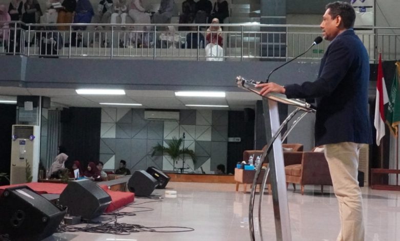 Seminar parenting LPP Al Irsyad Purwokerto hadirkan Dr. Aisyah Dahlan, ajak orang tua jadi teladan, sahabat, dan pembimbing anak.