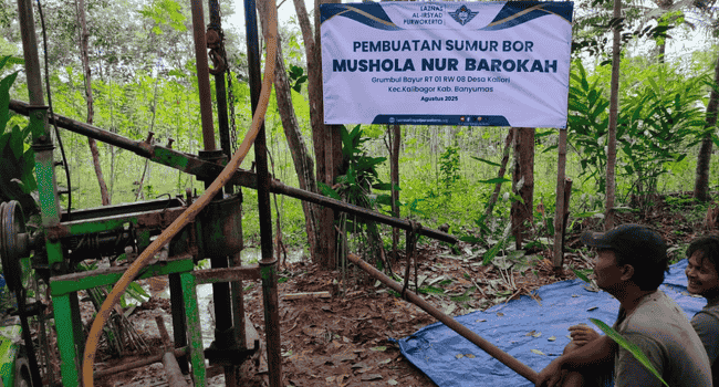 Sumur bor Sedekah Air di Musholla Nur Barokah RT 01 RW 08, Kaliori, jadi harapan baru warga untuk akses air bersih dan ibadah yang nyaman.