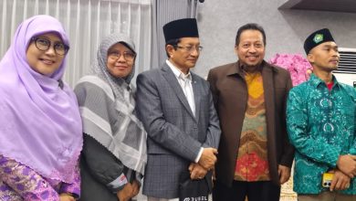 PP Al Irsyad serahkan buku karya H.M. Rasjidi kepada Menag Nasaruddin Umar dalam silaturahmi ormas Islam, perkuat moderasi dan persatuan bangsa.