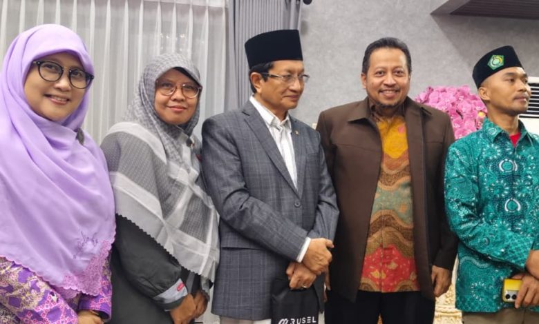 PP Al Irsyad serahkan buku karya H.M. Rasjidi kepada Menag Nasaruddin Umar dalam silaturahmi ormas Islam, perkuat moderasi dan persatuan bangsa.