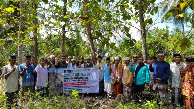 Tim LAZNAS Al Irsyad Jakarta Timur meninjau calon lokasi sumur bor di Pulau Ende