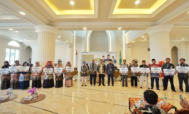 Apresiasi pengabdian 20 tahun, LPP Al Irsyad Purwokerto beri reward umrah bagi 13 guru dan karyawan dalam Stadium General 2025.