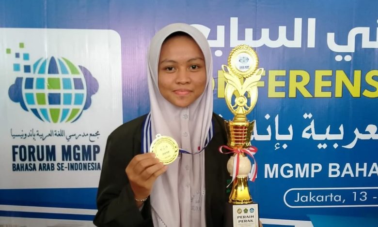 Siswi SMA Al-Irsyad Surabaya, Naura Fauziyah Tsabitah, raih perak di Olimpiade Bahasa Arab Nasional. Prestasi gemilang dari Jawa Timur.