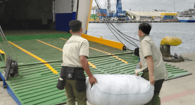 LAZNAS Al Irsyad mengirim bantuan kemanusiaan bagi masyarakat terdampak banjir di Sumatra. Bantuan yang dikirimkan berupa pakaian layak pakai, obat-obatan, dan sembako melalui jalur laut.