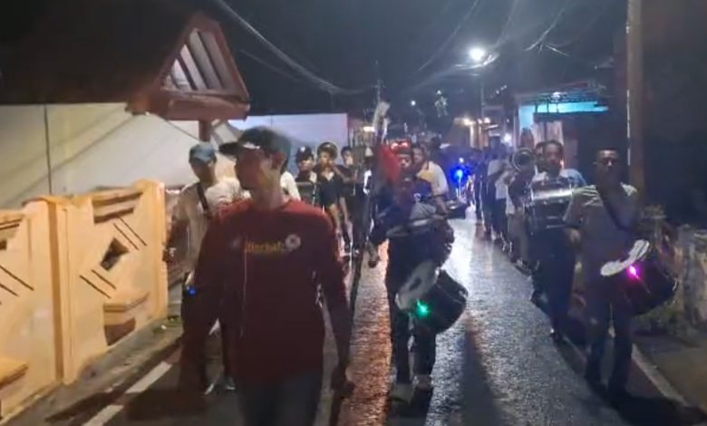 Korps Drumband Al Irsyad Banyuwangi turun ke jalan galang dana, menggugah warga bantu korban bencana Aceh, Sumut, dan Sumbar Tengah.