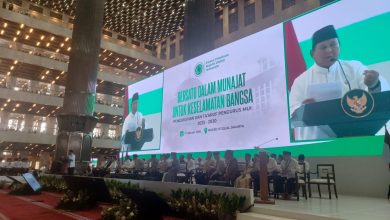 Pengurus MUI Pusat resmi dikukuhkan di Masjid Istiqlal, dihadiri 50 ribu jamaah dan Presiden RI. Munajat bersama tegaskan persatuan umat dan komitmen kebangsaan.