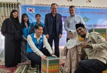 Pemuda Al Irsyad dan UNWO Korea–Indonesia salurkan beasiswa dan bantuan sosial bagi anak yatim di Jakarta, membuka harapan baru bagi masa depan mereka.