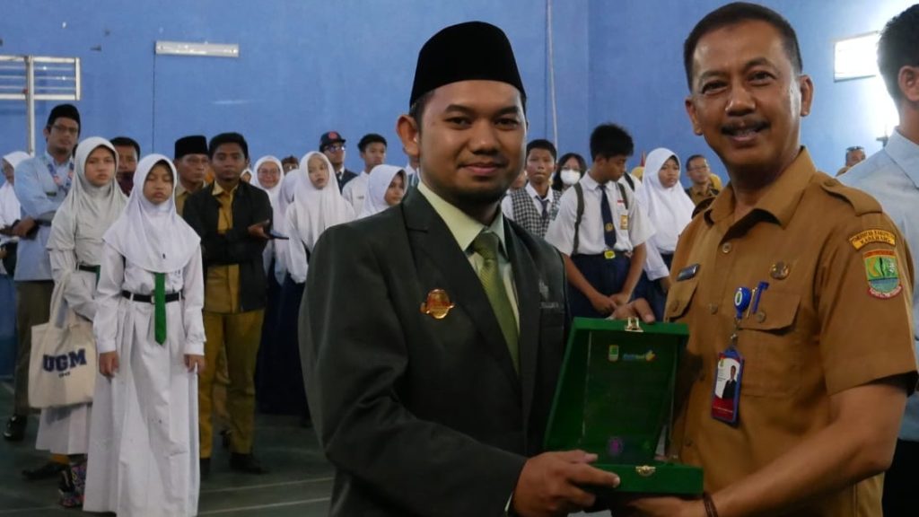SMPIT Al Irsyad Karawang meraih rata-rata TKA tertinggi se-Kabupaten Karawang dan mendapat apresiasi langsung dari Disdikbud.