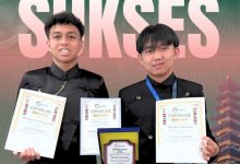 PRESTASI INTERNASIONAL: Dua santri MA AABS Purwokerto, Muhammad Isa Wisnuwardana dan Rizqi Nur Hidayatulloh, saat menerima penghargaan Silver Medal dan Real-World Impact Award atas riset modul pembelajaran digital marketing bagi penyandang disabilitas di ajang INNOVERSE 2026 di Bali, akhir Juni lalu.