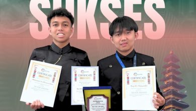 PRESTASI INTERNASIONAL: Dua santri MA AABS Purwokerto, Muhammad Isa Wisnuwardana dan Rizqi Nur Hidayatulloh, saat menerima penghargaan Silver Medal dan Real-World Impact Award atas riset modul pembelajaran digital marketing bagi penyandang disabilitas di ajang INNOVERSE 2026 di Bali, akhir Juni lalu.