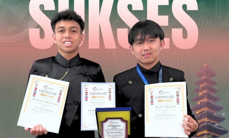 PRESTASI INTERNASIONAL: Dua santri MA AABS Purwokerto, Muhammad Isa Wisnuwardana dan Rizqi Nur Hidayatulloh, saat menerima penghargaan Silver Medal dan Real-World Impact Award atas riset modul pembelajaran digital marketing bagi penyandang disabilitas di ajang INNOVERSE 2026 di Bali, akhir Juni lalu.