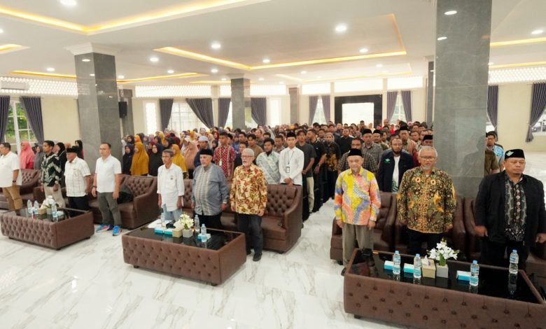 Dipimpin Ketua Majelis Kaderisasi, pengucapan ikrar ratusan peserta warnai penutupan resmi Training Kaderisasi Al Irsyad di Purwokerto. Baca selengkapnya!