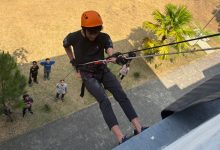 Tantang adrenalin! Santri MA AABS Purwokerto asah mental & keberanian lewat aksi rappelling dari ketinggian.