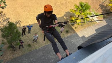 Tantang adrenalin! Santri MA AABS Purwokerto asah mental & keberanian lewat aksi rappelling dari ketinggian.