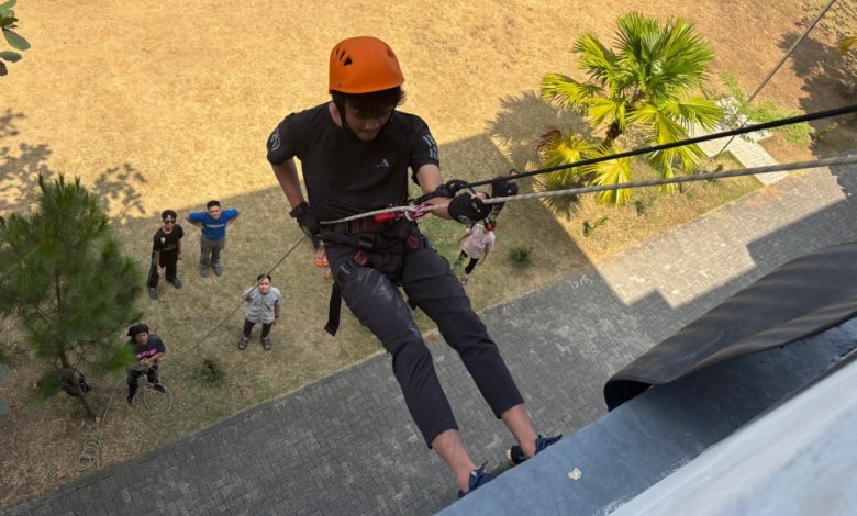 Tantang adrenalin! Santri MA AABS Purwokerto asah mental & keberanian lewat aksi rappelling dari ketinggian.